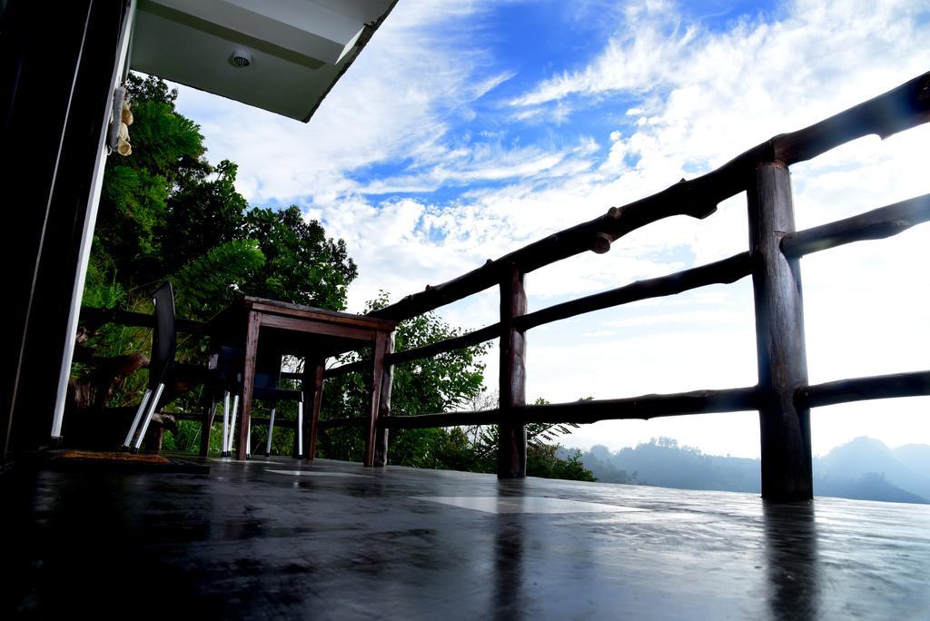 Romance In Ella Bilik gambar